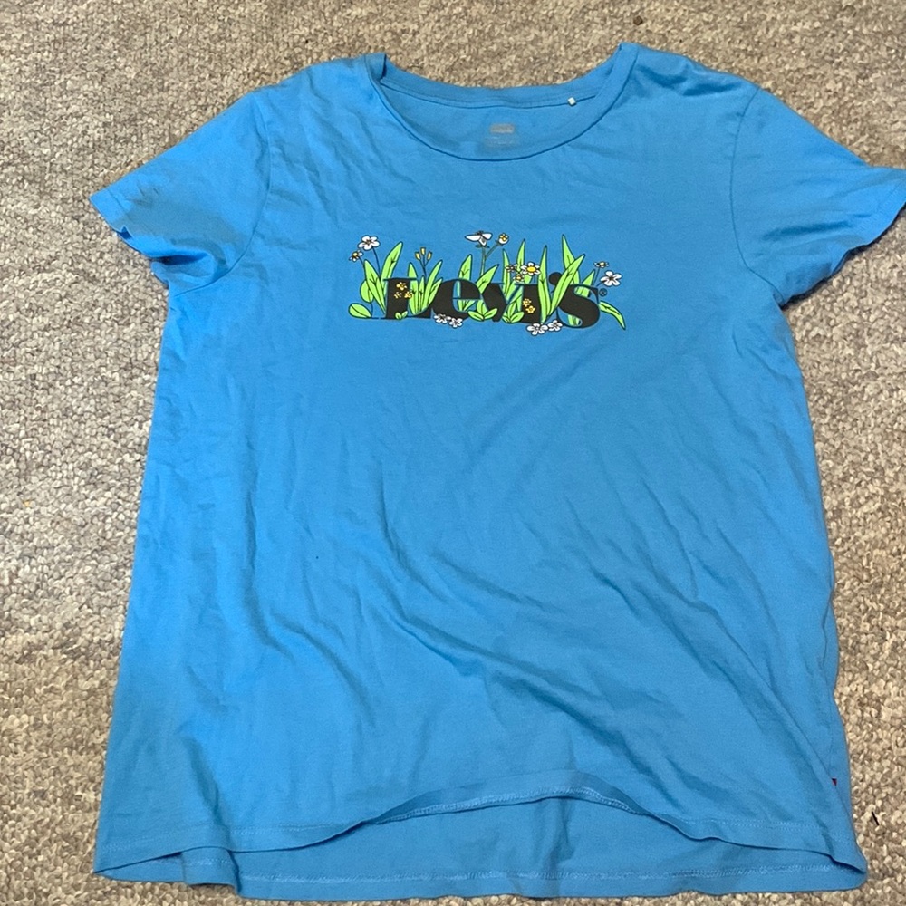 This is a Levi’s t-shirt, lightly worn, just looking to sell